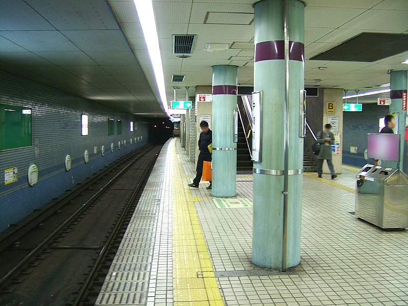 File:Osaka-subway-T19-Nakazakicho-station-platform.jpg