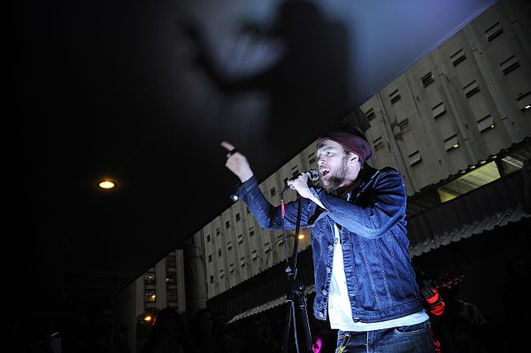 O músico Otto canta em show para manifestantes que ocupam o Edifício Gustavo Capanema, contra mudanças no Ministério da Cultura