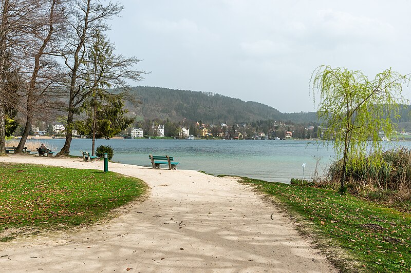 File:Pörtschach Halbinselpromenade Landschaftspark Landspitz Parkbank 01042024 1000.jpg