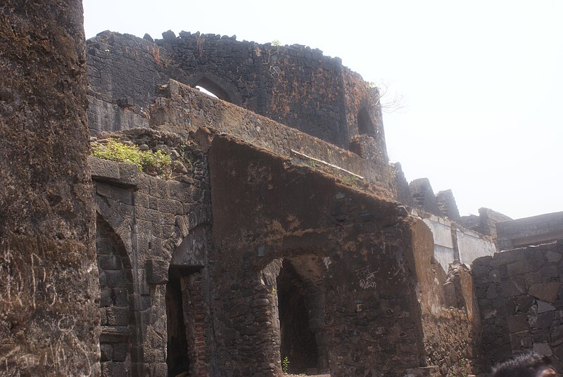 File:Palace ruins, Janjira.JPG