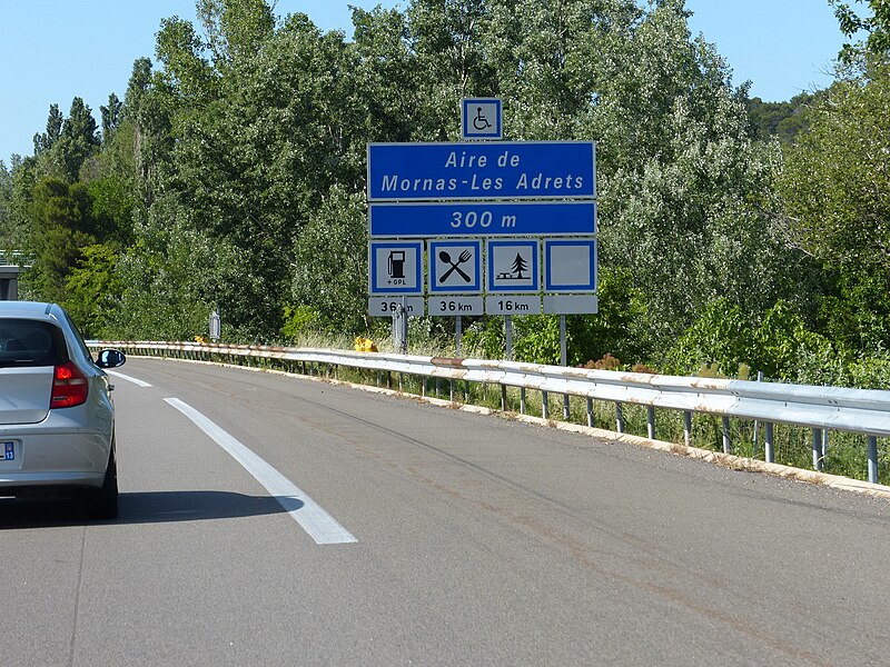 File:Panneau D46a Aire de Mornas-Les Adrets, autoroute A7.jpg