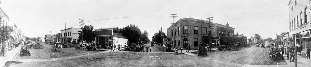 Panoramic photograph of the principal street of Akron, Iowa LCCN2007662792-cropped.jpg