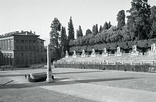 Palazzo Pitti (left) and the amphiteather of the Boboli Gardens with the obelisk. Photo by Paolo Monti, 1965. Paolo Monti - Servizio fotografico (Firenze, 1965) - BEIC 6328832.jpg