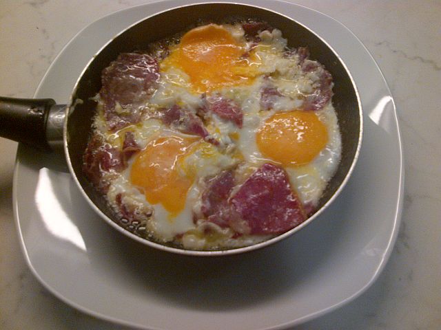 Pastirma with three eggs, a common breakfast dish