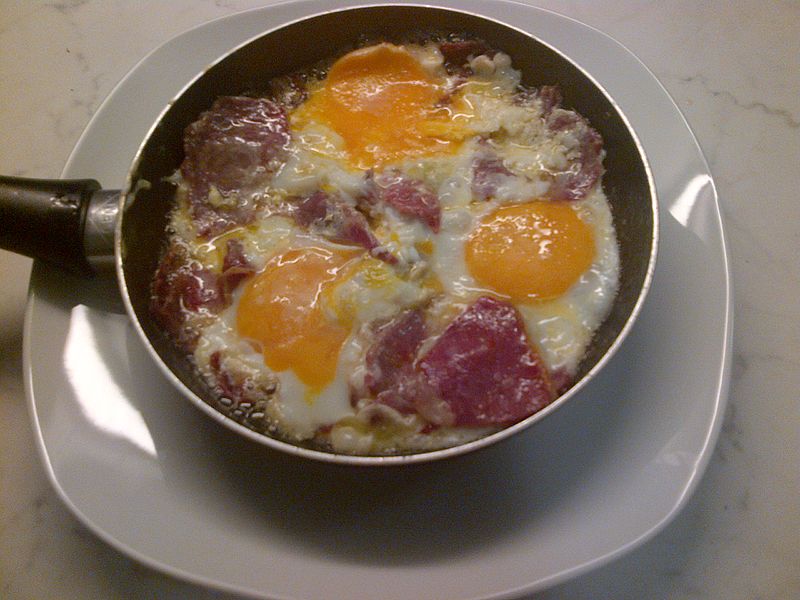 File:Pastirma with three eggs.jpg