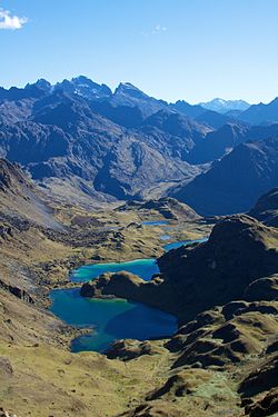 Peru - Lares Trek 051 - Blick vom 2. Durchgang (7586227950) .jpg