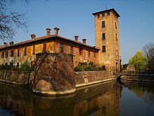 Peschiera Castle, Peschiera Borromeo Peschiera Borromeo castello fossato.jpg