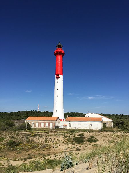 File:Phare de La Coubre repeint en 2016.jpg