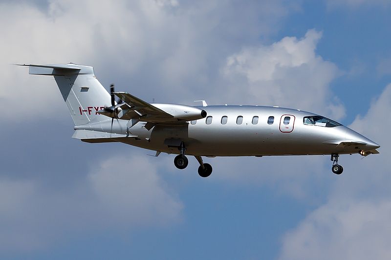 File:Piaggio P-180 Avanti II, Foxair JP7675678.jpg