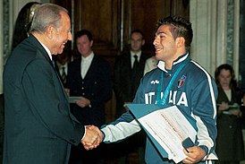 Джузеппе Маддалони на церемонии вручения ордена «За заслуги перед Итальянской Республикой», 2000 год.