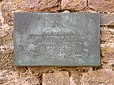 La plaque en bronze située dans l'enceinte du Fort La Latte près de la seconde entrée, qui commémore la visite de SAS Albert II, Prince souverain de Monaco, le 5 juillet 2012 dans le célèbre château médiéval costarmoricain édifié par ses ancêtres Goyon sires de Matignon.