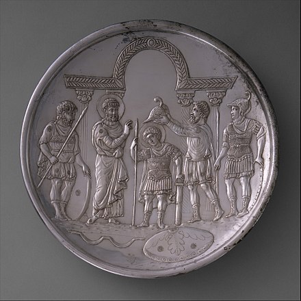 描绘大卫王受膏的银盘，制作于629-630年；盘中人物穿着东罗马帝国宫廷服饰，暗示东罗马皇帝和扫罗、大卫一样，都是被上帝选中的统治者[51]