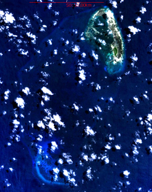 Image satellite de l'île Platte montrant le récif corallien au nord-est et le récif submergé vers le sud-ouest.