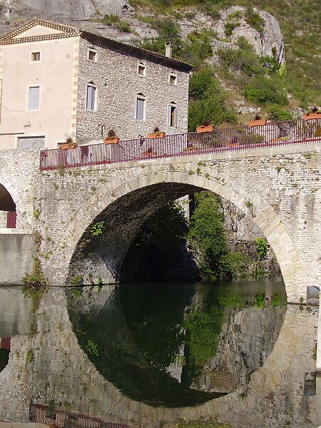 File:Pont romain. Le Pouzin (Ardeche, France). Arche.JPG