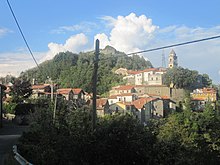 Ponzanello, frazione che nella sua sommità ospita i resti di un antico maniero.