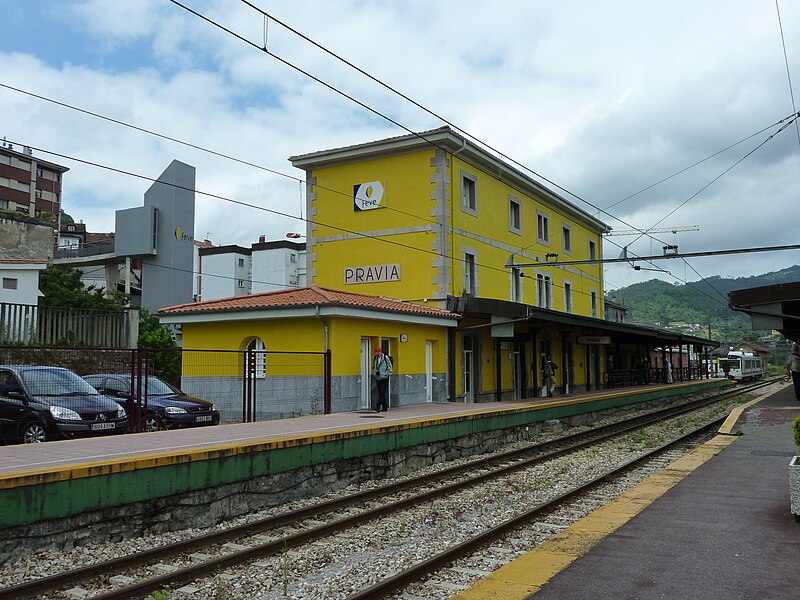 File:Pravia station.JPG