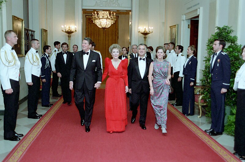 File:President Ronald Reagan Nancy Reagan Miguel De La Madrid Hurtado and Mrs De La Madrid Hurtado in Cross Hall During State Dinner for President Miguel De La Madrid Hurtado of Mexico - DPLA - a5497006bc877bb01646c8ab808be5e3.jpg