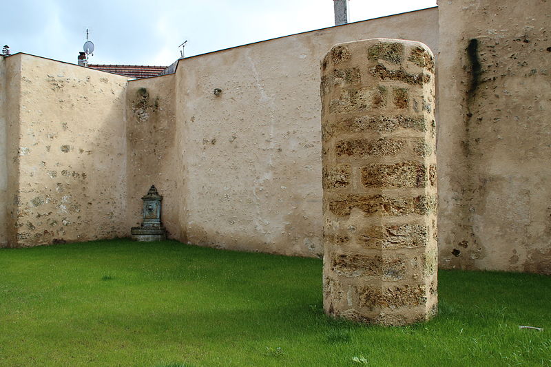 File:Prieuré Saint-Saturnin Chevreuse 2012 07.jpg