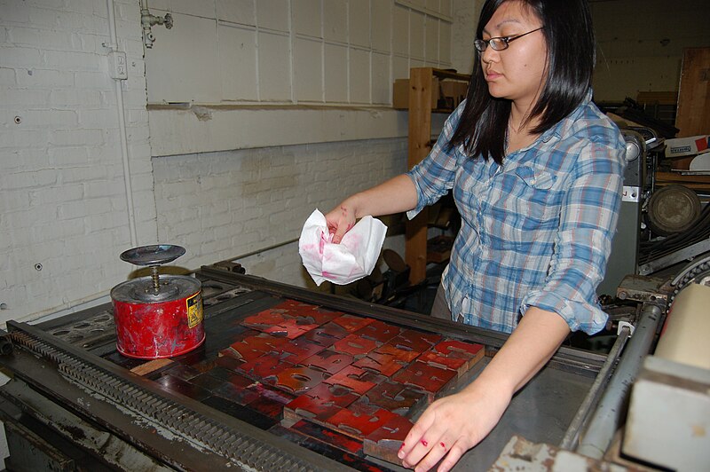 File:Printing from wood type at the Hamilton Museum.jpg