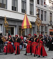 Heilig-Blut-Prozession in Brügge; dabei werden auch Tintinnabulum und Padiglione durch die Stadt getragen.