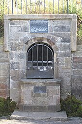 Detail of the well entrance Puits Ste Margaret Edimbourg 2.jpg