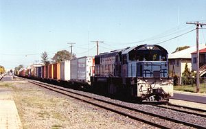 QR-loco 2174 transportas norden irantan vartrajnon sur la Denison St-sekcio de la NCL en Rockhampton.jpg