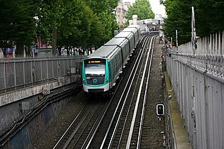 Ab der Station Barbès – Rochechouart fährt die Metro wieder unterirdisch.