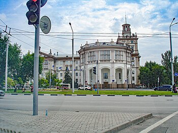 Главный корпус Ростовского института железнодорожного транспорта на площади