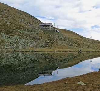 Blick vom See zur Hütte