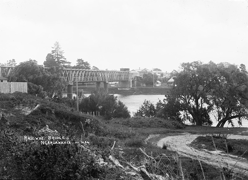 File:Railway Bridge over the Waikato River at Ngaruawahia, 1910 (21629486272).jpg