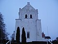 Ramløse kirke. Tårnet har to spidsbuede og et rundbuet vindue.(Blandingsstil).
