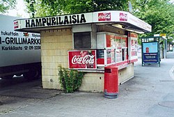 File:Rautatientorin kioski, klinkkeripintainen betonirunkoinen kioski; Rautatientori; Helsinki.jpg