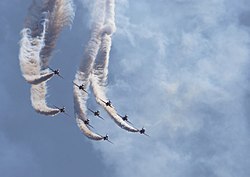 Zespół akrobacyjny Red Arrows podczas pokazu na Radom Air Show 2009