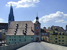 Salzstadel mit Stadttor und Steinerner Brücke, dahinter der Dom