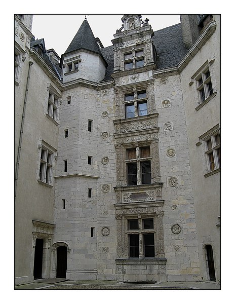 File:Renaissance Style Courtyard of the Castle in Pau - panoramio.jpg