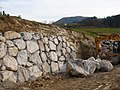 Muro di sostegno a gravità in blocchi a secco.