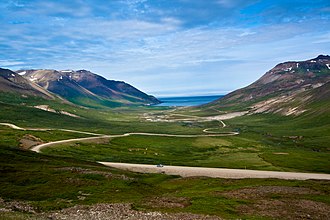 Blick von der Passstraße Vatnsskarð eystra auf die Bucht Njarðvík