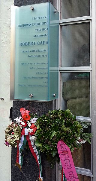 File:Robert Capa emléktáblája Budapest Városház utca 10.jpg
