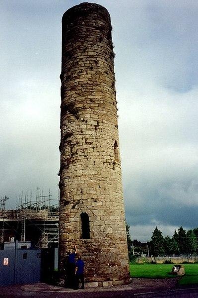 File:Roscrea - Round Tower - geograph.org.uk - 1609590.jpg