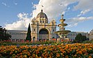 Königliches Ausstellungsgebäude Tulpen gerade (beschnitten).jpg