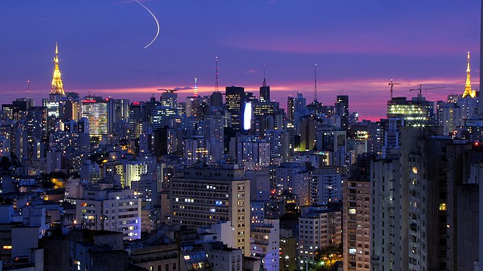 São Paulo, ang pinakamalaking lungsod sa Brasil, ang pinakamataong city proper sa Katimugang Emisperyo, sa Kaamerikahan, at ang pansiyam na pinakamalaking pook na urbano sa mundo batay sa populasyon.[16]