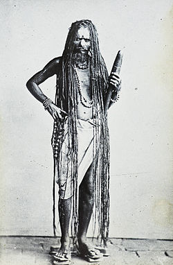 Sadhu z długimi włosami, Indie, ok.  1920 (IMP-CSCNWW33-OS16-28) .jpg