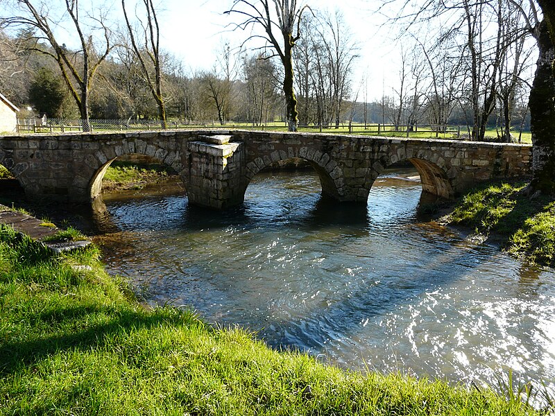 File:Saint-Germain-des-Prés (24) petit pont (1).jpg