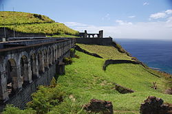 Parte di Brimstone Hill; una fortificazione storica sulla costa nord ovest di Saint Kitts, costruita su un antico nucleo di origine vulcanica