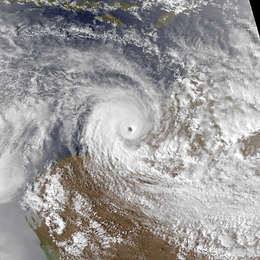 Satellitenbild eines mächtigen Zyklons nahe der Küste von Westaustralien. Der Sturm ist sehr ausgereift, mit einem großen Gebiet tiefer Gewitter und einem klar definierten, klaren Auge.