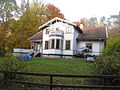 Bâtiment principal de la ferme Sandvik en style chalet suisse dans la réserve naturelle de Görväln, commune de Järfälla, Suède.