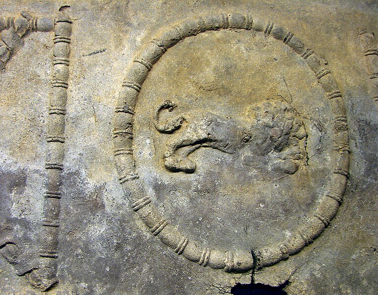 File:Sarcophage en plomb Musées de la Cour d'Or 100109 2.jpg