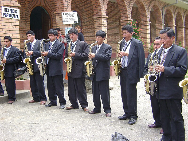 File:Saxofonistas de Huancayo.JPG