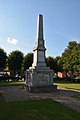 Der Denkmalsplatz am Gänsemarkt in Lunden hat Gedenkstätten für die Toten der Weltkriege, den Krieg gegen Frankreich 1870/71 und der Vertreibung nach dem Zweiten Weltkrieg.