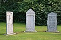 Fünf Repliken von Grabsteinen vom Lundener Geschlechterfriedhof vor dem aktuellen Friedhof.